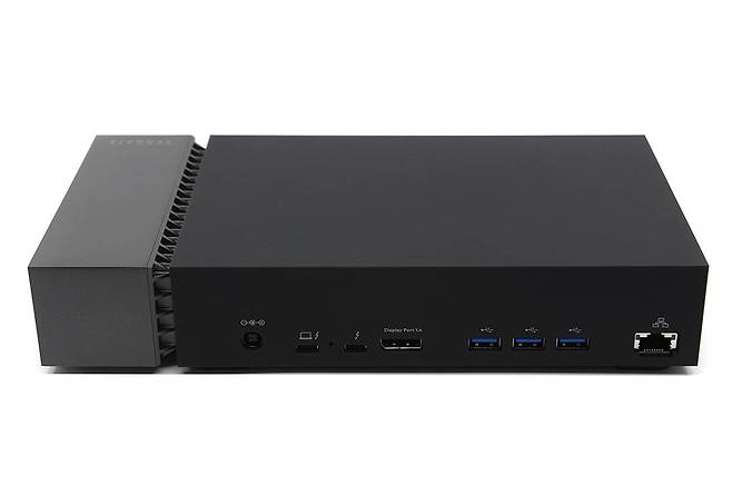 씨게이트 파이어쿠다 게이밍 독의 후면부. 다양한 확장 단자가 제공된다.