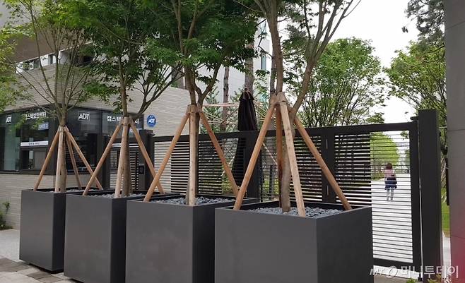 문이 모두 닫혀 있는 용산구 한남동 '나인원한남' 입구 모습. 외부인이 출입하기 어렵다./사진= 박미주 기자