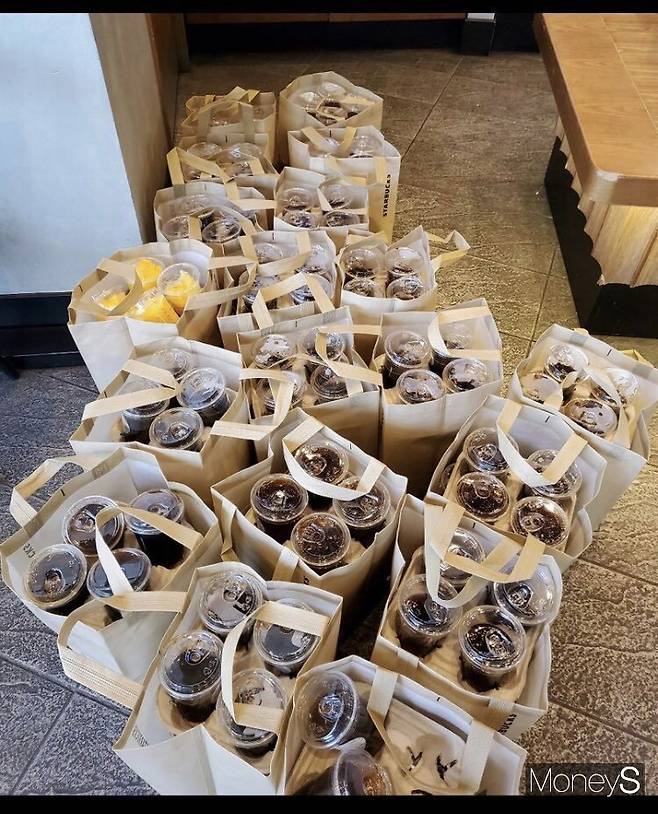 스타벅스 여의도 지점에서 한 주문자가 대량 구매한 커피들./사진=독자 제공