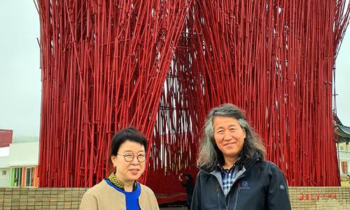 강릉 하슬라 아트월드에 이어 영월에 지난해 6월 설치미술 공간 젊은달 와이파크를 선보인 조각가 최옥영·박신정(왼쪽) 부부가 지난 16일 대표작품 붉은 대나무를 배경으로 섰다. 이들은 삼척에 국내 최대 규모의 미술관을 이르면 2021년말쯤 개관할 예정이다.