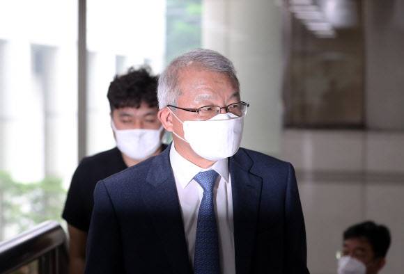 - 사법행정권 남용 의혹을 받는 양승태 전 대법원장이 22일 오전 서초구 서울중앙지법에서 열리는 속행공판에 출석하고 있다. 2020.5.22 연합뉴스