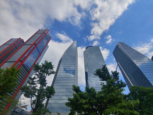 파크원이 준공되면 여의도의 스카이라인이 크게 바뀔 것으로 예상된다. 사진 왼편 파크원과 오른편 IFC는 지하로 연결될 예정이다. /사진=고병기기자