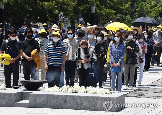 봉하마을 추모객 헌화 (김해=연합뉴스) 김동민 기자 = 노무현 전 대통령 서거 11주기인 23일 경남 김해시 진영읍 봉하마을에 추모객들이 헌화하고 있다. 2020.5.23 image@yna.co.kr
