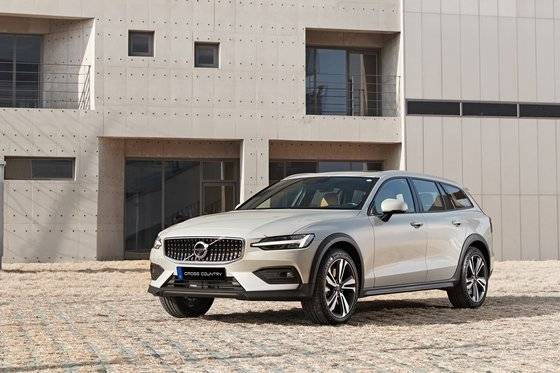 왜건과 SUV의 장점을 모두 가진 V60 크로스컨트리는 볼보의 대표적인 전략 차종이다. 사진 볼보코리아