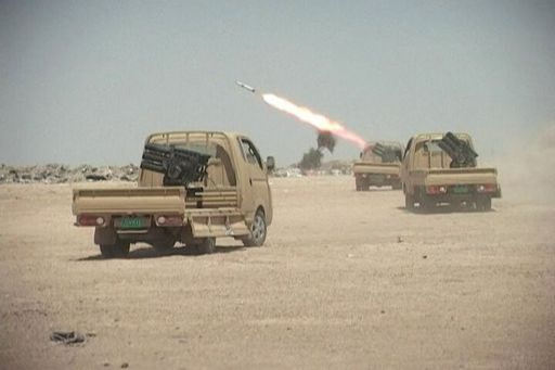 이슬람국가(IS)의 다연장로켓 탑재 테크니컬이 지상 표적을 향해 로켓을 쏘고 있다. 위키피디아