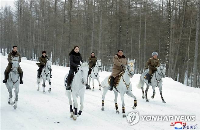 김정은, 군 간부들과 함께 백두산 등정…리설주 동행 (서울=연합뉴스) 김정은 북한 국무위원장이 군 간부들과 함께 군마를 타고 백두산을 등정했다고 조선중앙통신이 2019년 12월 4일 보도했다. 김 위원장이 백마 위에 올라타 있다. 검은 옷을 입은 여성은 부인 리설주 여사.  [국내에서만 사용가능. 재배포 금지. For Use Only in the Republic of Korea. No Redistribution] nkphoto@yna.co.kr