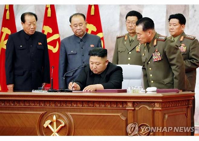 문서에 서명하는 북한 김정은 위원장 (서울=연합뉴스)   북한은 김정은 국무위원장이 주재한 가운데 당 중앙군사위원회 제7기 제4차 확대회의를 열었다고 북한매체들이 24일 보도했다. 이번 회의에서는 당 중앙군사위 인사도 단행됐다. 승진 인사 대상인 최부일, 리병철, 김수길, 박정천, 정경ㅗㅋ택(왼쪽부터)이 문서에 서명하는 김정은 위원장을 보고 있다.  2020.5.24 [노동신문 홈페이지 캡처. 재판매 및 DB금지] nkphoto@yna.co.kr