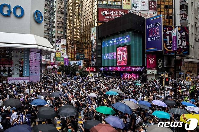 24일 홍콩 코즈웨이베이에서 시민들이 중국 정부의 '홍콩 국가보안법' 제정 추진 반대 시위를 벌이고 있다. © AFP=뉴스1