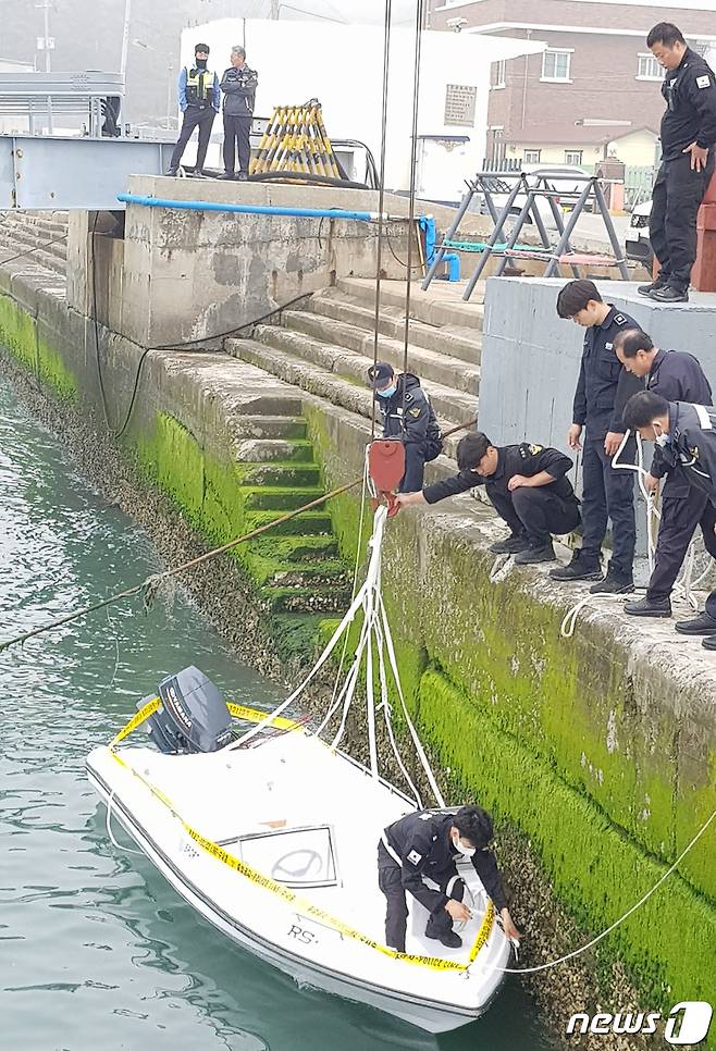 해양경찰 관계자들이 25일 오후 충남 태안군 신진항 해경 전용부두에서 중국인 6명이 밀입국하며 사용한 것으로 추정되는 소형 보트를 옮기고 있다. 해경은 선외기가 국내에서 유통이 안되고 무등록선인 것으로 보아 이 모터보트가 중국에서 제조된 것으로 추정하고 있다. 2020.5.25/뉴스1 © News1 김태완 기자