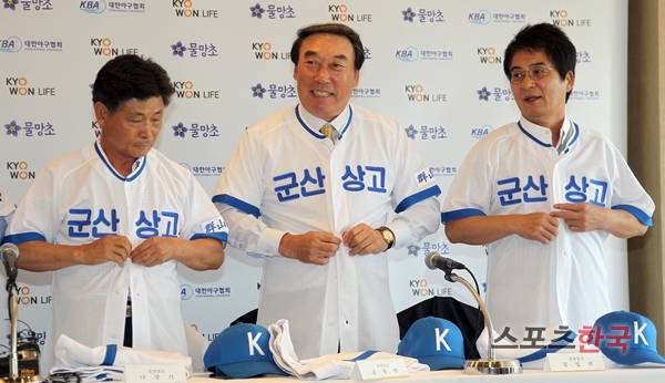 지난 2011년 경남고 대 군산상고 레전드 매치를 위해 참석했던 (왼쪽부터) 나창기, 김봉연, 김일권. 스포츠코리아 제공