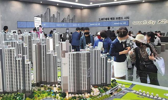 신영이 울산 동구 서부동에서 분양하는 '울산 지웰시티 자이' 모델하우스 내부. 정부가 수도권과 광역시에서 8월 이후 아파트 분양권 전매를 전면 금지한다고 발표한 이후 규제를 피한 분양 단지에 청약자들이 몰려 과열 조짐이 나타나고 있다. /신영 제공