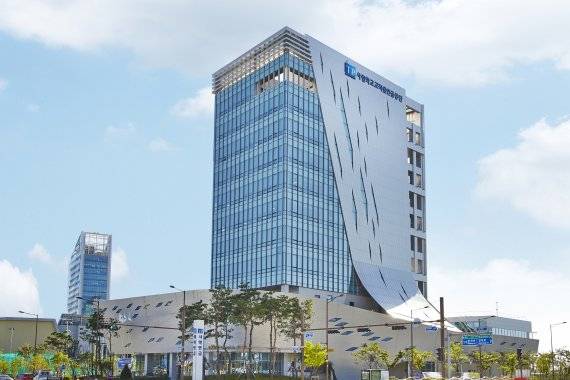 나주에 위치한 사학연금 본사 전경.