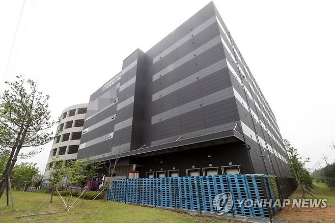 코로나19 확진자 근무한 부천 한 물류센터 (부천=연합뉴스) 윤태현 기자 = 경기 부천지역에 신종 코로나바이러스 감염증(코로나19)이 확산하는 가운데 25일 오후 한 확진자가 근무한 것으로 파악된 경기도 부천시 한 물류센터에 적막감이 흐르고 있다. tomatoyoon@yna.co.kr