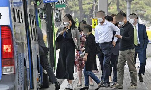 코로나19 예방을 위해 버스·택시 승차 시 마스크 착용을 의무화한 첫날인 26일 서울 여의도 환승센터 버스정류장에서 마스크를 쓴 시민들이 버스에 타고 있다. 이재문 기자