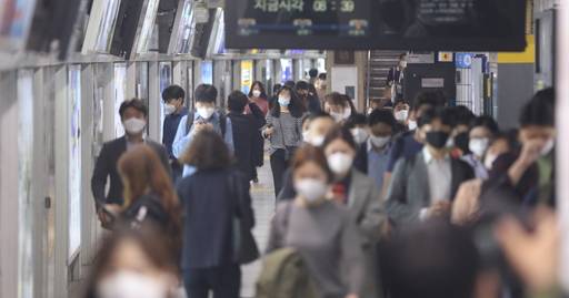대중교통 이용시 마스크 착용 의무화 시행 첫날인 26일 서울역 지하철역에서 시민들이 마스크를 쓰고 열차를 기다리고 있다. 연합뉴스