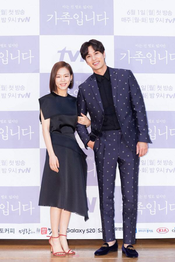 한예리(왼쪽) 김지석(사진=tvN)