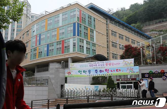 서울 은평구 연은초등학교 재학 중인 초등학생 1명이 신종 코로나바이러스 감염증(코로나19)에 확진된 것으로 확인된 26일 서울 은평구 연은초등학교 문이 잠겨 있다. 확진자 발생에 따라 연은초는 27일 예정된 초등학교 1, 2학년 등교를 연기하고 원격수업으로 전환했다. 2020.5.26/뉴스1 © News1 송원영 기자