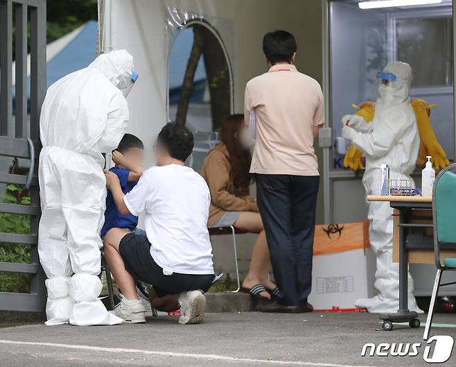 26일 서울 은평구 시립은평병원 선별진료소에서 의료진들이 내원객들을 진료하고 있다./뉴스1 © News1 송원영 기자