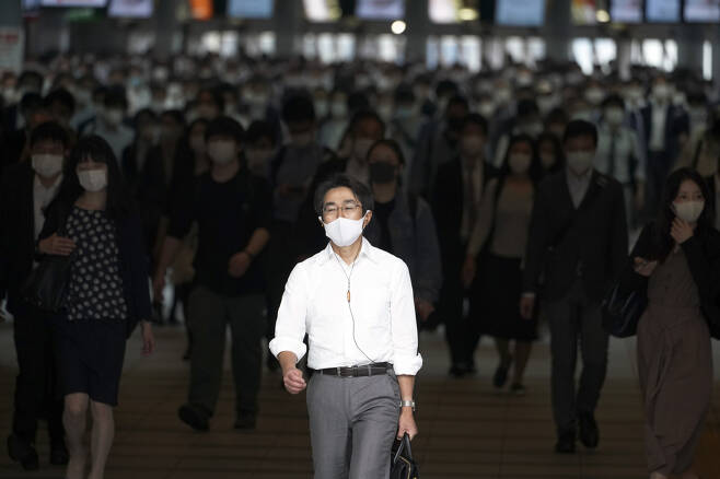 마스크를 쓰고 이동 중인 일본 시민. [AP]
