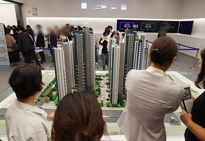 견본주택을 관람하는 예비청약자들. [연합]