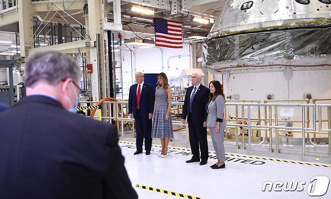 도널드 트럼프 미국 대통령 부부와 마이크 펜스 부통령 부부(오른쪽)이 27일(현지시간) 플로리다주 케이프 커내버럴 소재 케네디 우주센터에서 우주선 '크루 드래건' 발사 계획에 대한 설명을 들은 뒤 기념사진을 찍고 있다. © AFP=뉴스1