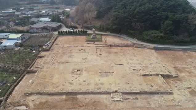 황복사 석탑을 중심으로 펼쳐진 대형 왕실 사원터 발굴 현장. 금당, 중문터 등이 있는 유적 동쪽(왼쪽)이 이번에 인공 연못의 세부가 확인된 영역이다. 성림문화재연구원 제공