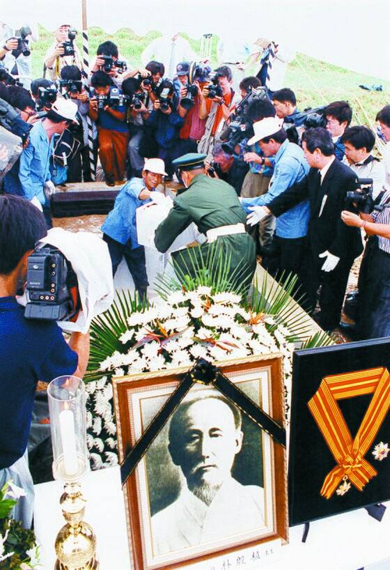 박은식 선생의 유해가 1993년 8월 서울 동작동 국립묘지 애국지사 묘역에 안장 되고 있다.