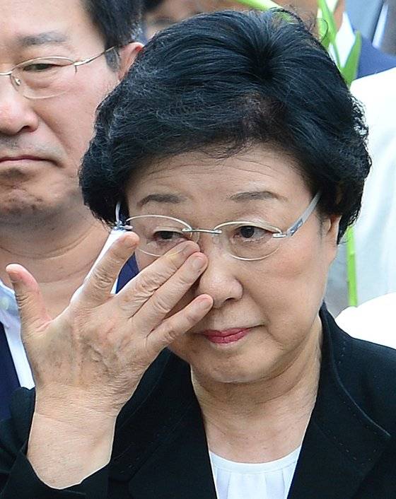 지난 2015년 8월 실형 2년이 확정된 한 전 국무총리가 서울구치소 수감 전 의원들과 지지자들의 배웅을 받으며 눈시울을 붉히는 모습. 최근 여권에선 한 전 총리에 대한 검찰에 강압수사 의혹을 제기하고 있다.[뉴스1]