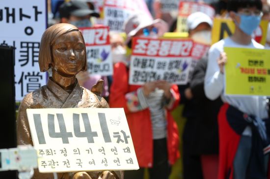 27일 서울 종로구 옛 일본대사관 앞에서 제1441차 수요집회가 열리고 있다. 뉴시스