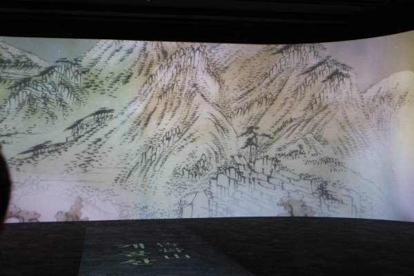 실감콘텐츠는 직접 현장에서 초대형 스크린을 통해 움직이는 영상을 감상해야 그 묘미를 제대로 느낄 수 있다.