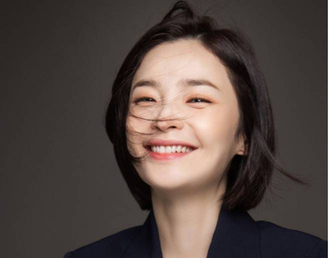 뮤지컬 시상식에서 여우주연상만 3번 거머쥔 ‘베테랑 배우’ 전미도가 tvN  채송화 역으로 첫 드라마 주연에 도전했다. 그는 “연기도, 사람도 머무르지 않고 노력하는 존재가 되고 싶다”고 했다. 비스터스엔터테인먼트 제공