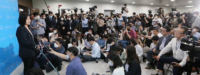 더불어민주당 윤미향 당선인(왼쪽)이 29일 국회 소통관에서 각종 의혹과 관련한 입장을 밝히는 기자회견을 마친 뒤 기자들의 질문에 답하고 있다. 김영민 기자 viola@kyunghyang.com