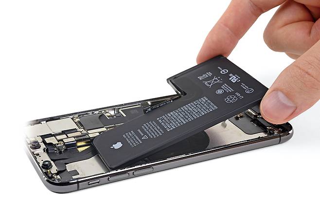 스마트폰에 탑재되는 리튬이온 배터리의 내구성은 통상 1000회 충전이 가능한 수준이다. 하루에 한번씩 스마트폰을 충전하면 2년 9개월 27일밖에 못쓴다는 말이다. 사진은 아이폰XS 배터리. /사진=아이픽스잇