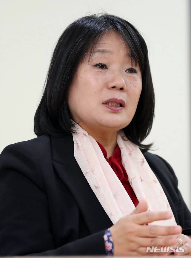 [서울=뉴시스] 김진아 기자 = 윤미향 더불어시민당 비례대표 후보가 31일 서울 여의도 더불어시민당 당사에서 뉴시스와 인터뷰를 하고 있다. 2020.03.31.  bluesoda@newsis.com