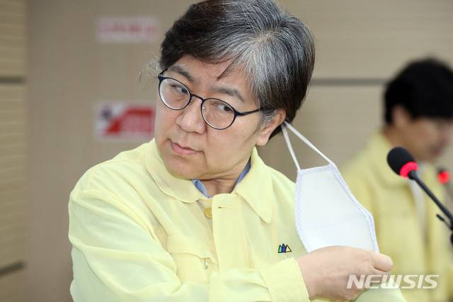 [청주=뉴시스]강종민 기자 = 정은경 중앙방역대책본부장(질병관리본부장)이 29일 오후 충북 청주 질병관리본부에서 신종 코로나바이러스 감염증(코로나19) 국내 발생 현황 브리핑에 앞서 마스크를 벗고 있다. 정 본부장은 브리핑에서 코로나19 치료를 위해 중앙임상위원회의 의견을 반영, 식품의약품안전처에 렘데시비르의 해외의약품 특례수입을 신청할 계획이라고 밝혔다. 2020.05.29. ppkjm@newsis.com