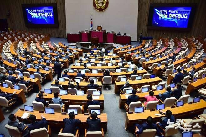 지난 20일 국회에서 열린 제21대 국회 초선의원 의정 연찬회에 참석한 당선인들이 국회 본회의장을 방문하고 있다. (사진=윤창원 기자)