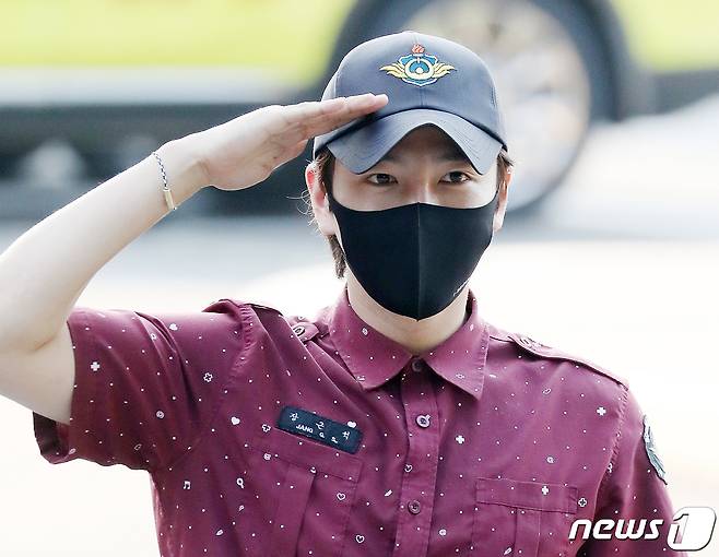 배우 장근석이 29일 오후 서울 중구 소방재난본부에서 사회복무요원으로 군 대체 복무를 마치고 소집 해제 했다. 마지막 근무를 마친 장근석이 인사하고 있다. 2020.5.29/뉴스1 © News1 김진환 기자
