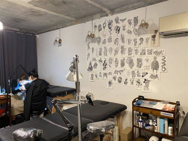 지난 16일 찾은 서울 마포구 성산동의 문신업소 작업장 내부 모습. 고객 몸에 그릴 여러 모양의 도안이 벽에 걸려 있다. 고객 요구와 취향을 반영해 문신사가 최종 결정한다. 강보인 인턴기자