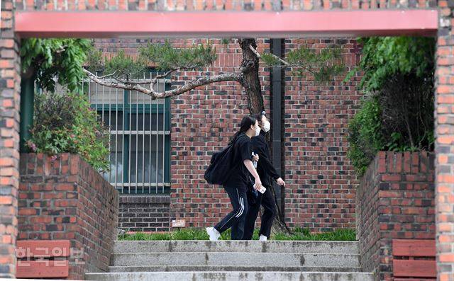 신종 코로나바이러스 감염증(코로나19) 여파로 5차례 연기됐던 개학이 시작된 20일 오전 서울 송파구 창덕여고에서 고3 학생들이 등교를 하고 있다. 서재훈 기자