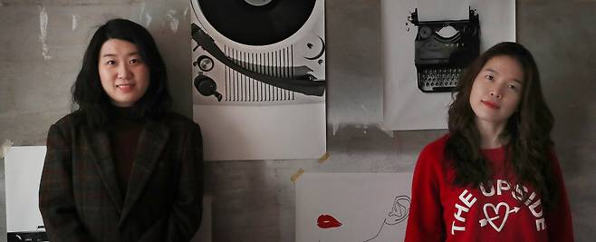 정세랑 작가(왼쪽)와 정소연 작가는 SF를 통해 “독자들과 함께 나아가고 싶은 세계”에 대해 이야기한다. 이상훈 기자 doolee@kyunghyang.com