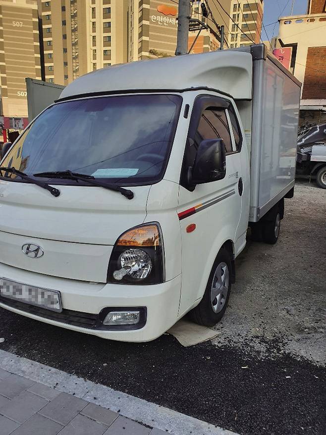 이현구(24·가명)씨가 물류업체를 통해 구입한 택배 배송용 탑차. 이현구(가명) 제공