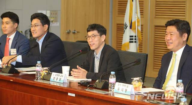 [서울=뉴시스]김명원 기자 =  진중권 전 동양대 교수가 15일 오전 서울 여의도 국회 의원회관에서 열린 제21대 총선을 말하다! 길 잃은 보수정치, 해법은 무엇인가? 토론회에 참석해 주제 발표를 하고 있다.  2020.05.15. kmx1105@newsis.com