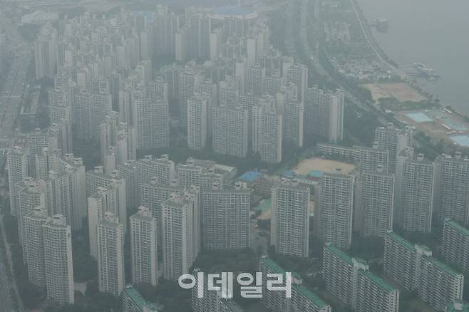 [이데일리 이영훈 기자] 롯데월드타워에서 바라본 송파구, 강남구 아파트 일대 모습