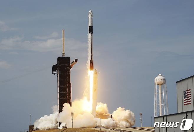 스페이스X의 첫 민간 유인우주선 '크루드래곤'이 30일(현지시간) 미국 프롤리다주 케네디 우주센터에서 발사됐다. © AFP=뉴스1