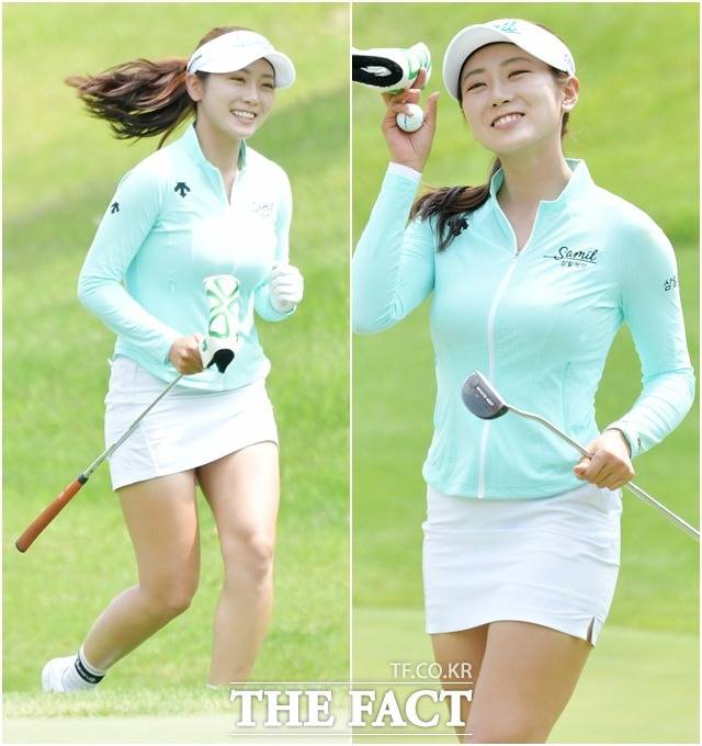 한국여자프로골프(KLPGA) 투어 E1채리티 오픈 4라운드가 31일 경기도 이천 사우스스프링스 골프클럽에서 열린 가운데 안소현이 마지막 홀로 달리며 미소 짓고 있다. /이천=이덕인 기자