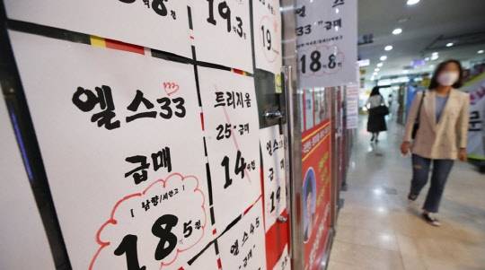 서울의 한 부동산공인중개업소에 급매물 시세가 걸려 있다. 지난 황금연휴 이후 절세용 급매물이 대거 팔려나가면서 가격이 오름세를 보이고 있다. 집주인들은 매물을 회수하고 있고 수요자들은 가격 추이를  지켜보자며 관망세로 돌아서 거래가 중단된 상태다.<연합뉴스>