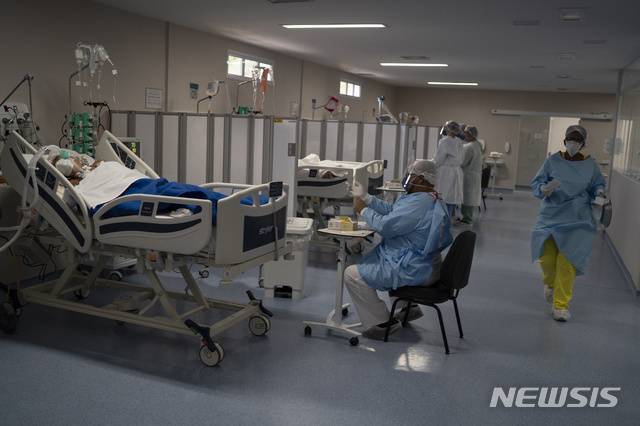 [마리카=AP/뉴시스]지난 21일 브라질 마리카 소재 에르네스토 체 게바라 병원 중환자실에서 의료진이 신종 코로나바이러스 감염증(코로나19) 환자를 진료하고 있다. 해당 병원은 코로나19 전담 병원으로 지정된 곳이다. 2020.05.25.