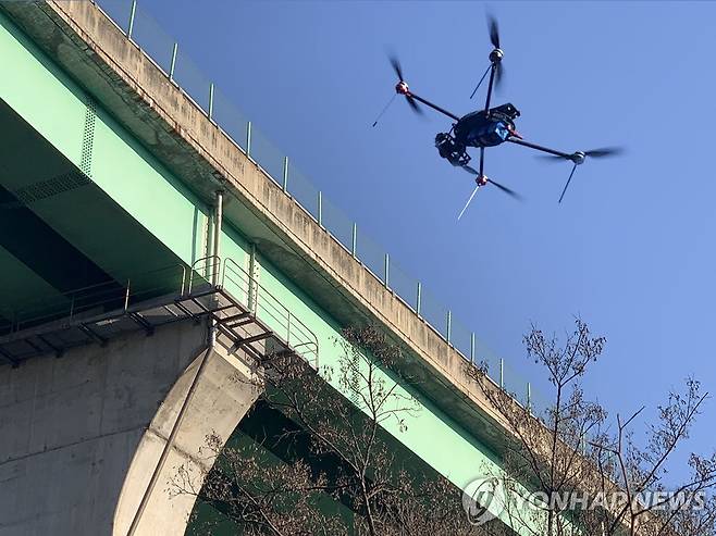 드론 활용 교량 안전 점검 [한국도로공사 제공. 재판매 및 DB 금지]
