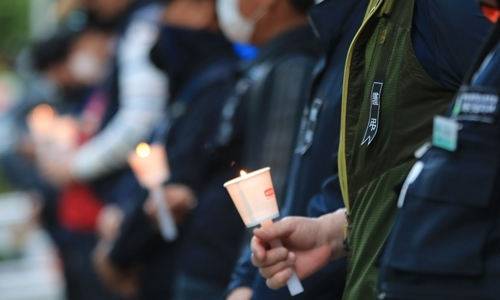 지난 5월 13일 서울 중구 서울지방고용노동청 앞에서 열린 이천 물류창고 화재사고 희생자 추모문화재에서 참석자들이 촛불을 들고 희생자에 대한 추모와 재발 방지를 촉구하고 있다. 뉴스1