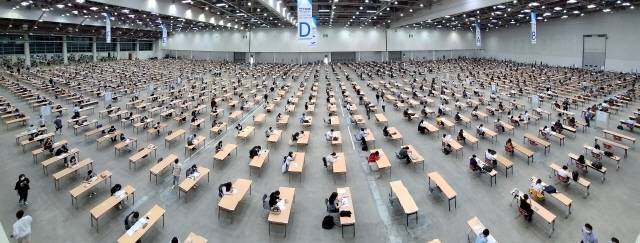 지난 달 30일 대구 북구 엑스코에서 열린 대구도시철도공사 채용시험에서 응시생들이 3m 거리 간격을 두고 시험을 치르고 있다./연합뉴스
